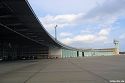 ehemaliger Tempelhofer Flughafen: Entlang der Hangars