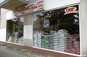 Alt-Moabit: asiatischer Laden mit großen Reissäcken im Schaufenster